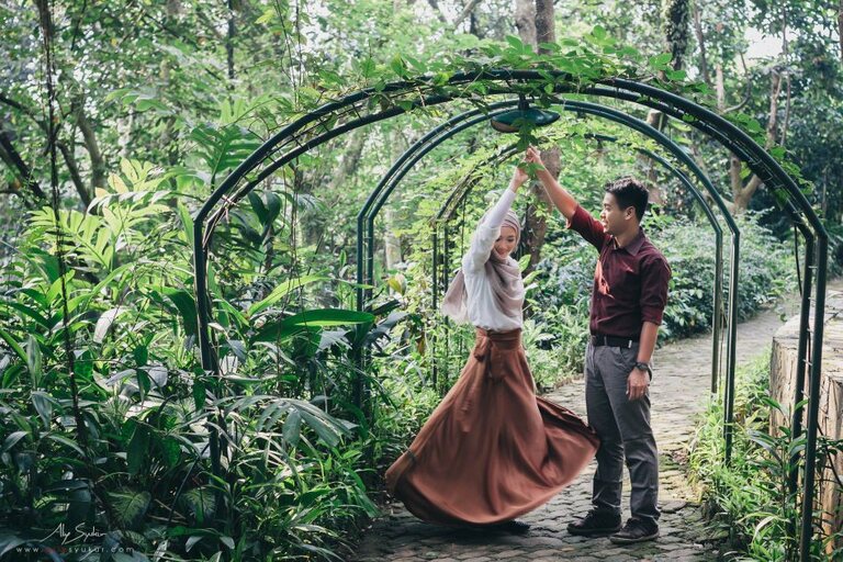 Hidden Paradise Jakarta Pre Wedding Engagement - Aliy Photography